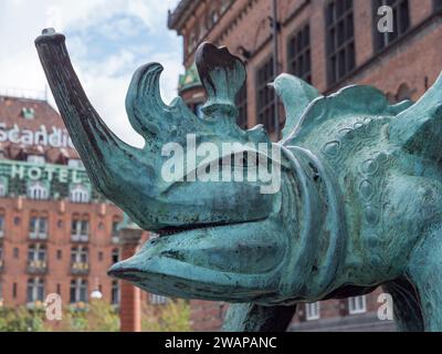 Bronze-Drachenskulptur am Fuß des Rathauses von Kopenhagen, Dänemark. Stockfoto