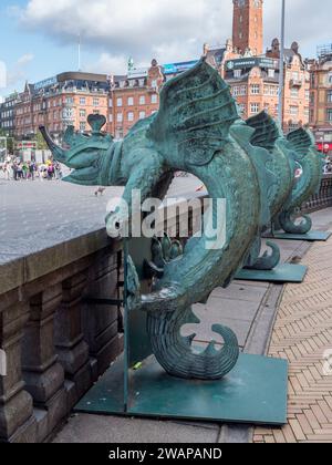 Bronze-Drachenskulptur am Fuß des Rathauses von Kopenhagen, Dänemark. Stockfoto