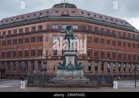 Statue von Niels Juel, geschaffen vom Bildhauer Theobald Stein, vor der Danske Bank, Niels Juels Gade 7, Kopenhagen, Dänemark. Stockfoto