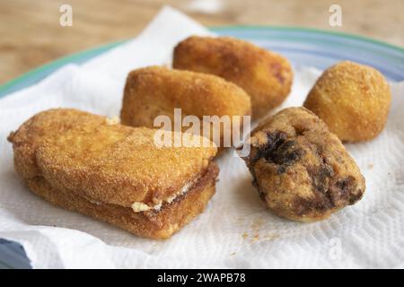 Gemischte frittierte Speisen: Kartoffelkroketten, supplì, Ricotta und Auberginen-Fleischbällchen Mozzarella in Karotten Stockfoto