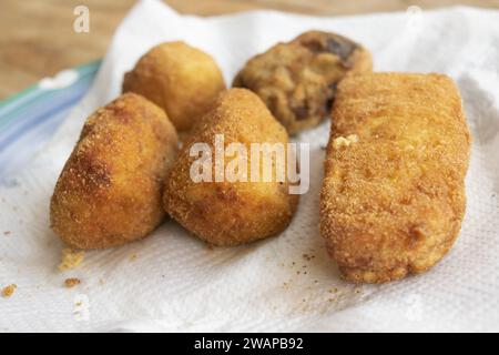 Gemischte frittierte Speisen: Kartoffelkroketten, supplì, Ricotta und Auberginen-Fleischbällchen Mozzarella in Karotten Stockfoto