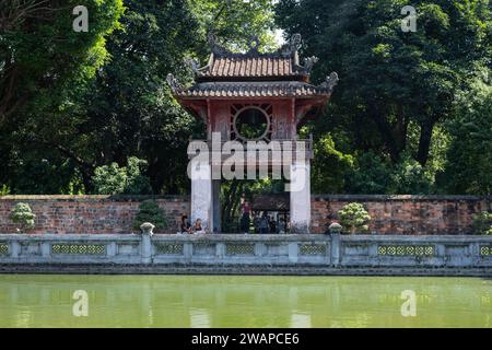 Brunnen der himmlischen Klarheit (Thien Quang Well) im Tempel der Literatur in Hanoi, Vietnam Stockfoto