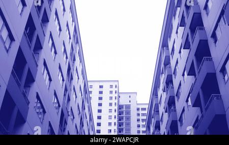 Pop-Art mit niedrigem Winkel auf moderne hohe Gebäude in Farbverlauf Blau Stockfoto