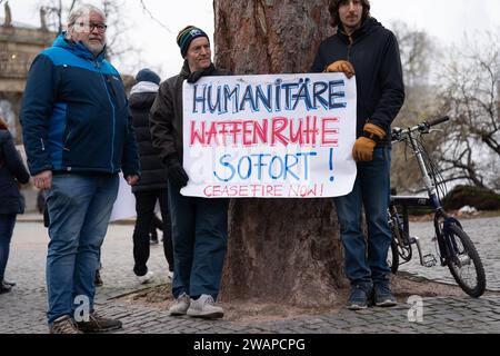 FDP Dreikoenigstreffen in Stuttgart Demonstranten bei der Dreikoenigskundgebung der Freien Demokraten im Opernhaus in Stuttgart, Stuttgart, 06.01.2024 Stuttgart Baden-Wuerttemberg Deutschland *** FDP Dreikönigstreffen in Stuttgart Demonstranten bei der Dreikönigskundgebung der Freien Demokraten im Opernhaus Stuttgart, Stuttgart 06 01 2024 Stuttgart Baden Württemberg Deutschland Stockfoto