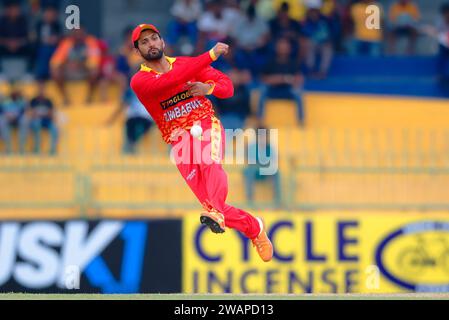 Colombo, Sri Lanka. Januar 2024. Der simbabwische Sikandar Raza wirft den Ball beim ersten eintägigen internationalen Cricket-Spiel zwischen Sri Lanka und Simbabwe im R. Premadasa Stadium in Colombo am 6. Januar 2024 zurück. Viraj Kothalwala/Alamy Live News Stockfoto