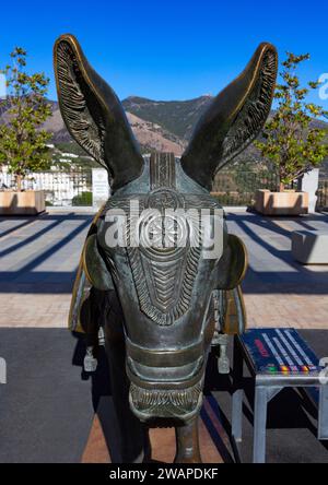 Mijas in der Provinz Malaga, Andalusien, Spanien ist bekannt für seine „Burro Taxis“, die durch eine symbolische Skulptur im Stadtzentrum verewigt wurde. Stockfoto