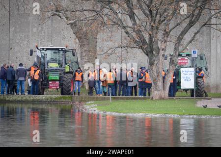 FDP Dreikoenigstreffen in Stuttgart Demonstranten aus der Landwirtschaft bei der Dreikoenigskundgebung der Freien Demokraten im Opernhaus in Stuttgart, Stuttgart, 06.01.2024 Stuttgart Baden-Württemberg Deutschland *** FDP Dreikönigstreffen in Stuttgart Demonstranten aus der Landwirtschaft bei der Dreikönigskundgebung der Freien Demokraten an der Oper Stuttgart, Stuttgart, 06 01 2024 Stuttgart Baden Württemberg Deutschland Stockfoto