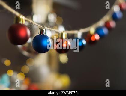 Weihnachtsball vor dem Neujahrslicht Stockfoto