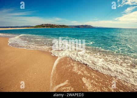 Meereslandschaft an einem sonnigen Tag. Blick auf Possidi cape Beach, Griechenland, Europa Stockfoto