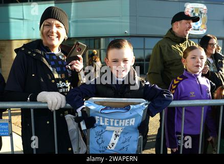 Ein junger Coventry City Fan mit einem signierten Trikot vor dem Spiel der dritten Runde des Emirates FA Cup in der Coventry Building Society Arena, Coventry. Bilddatum: Samstag, 6. Januar 2024. Stockfoto