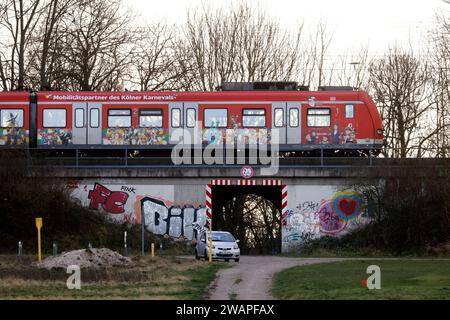 Eine S-Bahn der Deutschen Bahn fährt über eine Eisenbahnbrücke. Das 49-Euro-Ticket wurde 2023 eingeführt. Mit der deutschlandweit gültigen Monatskarte kann man bundesweit ohne Aufpreis Bus und Bahn nutzen. Themenbild, Symbolbild Köln, 04.01.2024 NRW Deutschland *** Ein S-Bahn-Zug der Deutschen Bahn überquert eine Eisenbahnbrücke die 49 Euro Fahrkarte wurde 2023 eingeführt die Monatskarte, das ist deutschlandweit gültig und ermöglicht Ihnen die Nutzung von Bussen und Bahnen im ganzen Land ohne Aufpreis Themenabbildung, symbolisches Bild Köln, 04 01 2024 NRW Deutschland Copyright: xChristophxHardtx Stockfoto