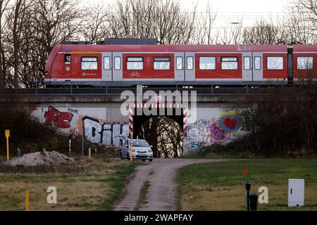 Eine S-Bahn der Deutschen Bahn fährt über eine Eisenbahnbrücke. Das 49-Euro-Ticket wurde 2023 eingeführt. Mit der deutschlandweit gültigen Monatskarte kann man bundesweit ohne Aufpreis Bus und Bahn nutzen. Themenbild, Symbolbild Köln, 04.01.2024 NRW Deutschland *** Ein S-Bahn-Zug der Deutschen Bahn überquert eine Eisenbahnbrücke die 49 Euro Fahrkarte wurde 2023 eingeführt die Monatskarte, das ist deutschlandweit gültig und ermöglicht Ihnen die Nutzung von Bussen und Bahnen im ganzen Land ohne Aufpreis Themenabbildung, symbolisches Bild Köln, 04 01 2024 NRW Deutschland Copyright: xChristophxHardtx Stockfoto