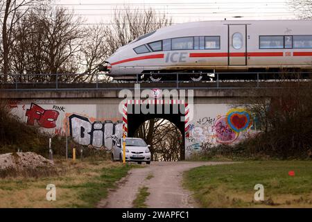 Ein ICE der Deutschen Bahn fährt über eine Eisenbahnbrücke. Das 49-Euro-Ticket wurde 2023 eingeführt. Mit der deutschlandweit gültigen Monatskarte kann man bundesweit ohne Aufpreis Bus und Bahn nutzen - aber keine Züge wie ICE. Themenbild, Symbolbild Köln, 04.01.2024 NRW Deutschland *** Ein ICE-Zug der Deutschen Bahn überquert eine Eisenbahnbrücke das 49-Euro-Ticket wurde 2023 eingeführt der Monatskarte, das ist in ganz Deutschland gültig und erlaubt Ihnen, Busse und Züge im ganzen Land ohne Aufpreis zu nutzen, aber keine Züge wie ICE-Züge, symbolisches Bild Köln, 04 01 202 Stockfoto