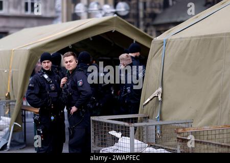 Polizisten rund um den Kölner Dom. Terroralarm zum Jahreswechsel: Nachdem Silvester rund um den Kölner Dom 1000 Polizisten auch mit Maschinenpistolen im Einsatz waren, werden die Sicherheitsregeln weiter aufrecht erhalten. Es gelten verstärkte Sicherheitsmaßnahmen nach einer Terrorwarnung vor Weihnachten. Hintergrund: Eine islamistische Terrorzelle des afghanischen ISIS-Ablegers ISPK soll über den Jahreswechsel u.a. in Köln Anschläge geplan haben. Für Touristen bleibt der Dom weiter geschlossen. Besucher von Messen oder lange im Vorfeld gebuchten Führungen müssen ein Screening in Zelten durchl Stockfoto