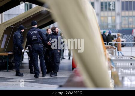 Polizisten rund um den Kölner Dom. Terroralarm zum Jahreswechsel: Nachdem Silvester rund um den Kölner Dom 1000 Polizisten auch mit Maschinenpistolen im Einsatz waren, werden die Sicherheitsregeln weiter aufrecht erhalten. Es gelten verstärkte Sicherheitsmaßnahmen nach einer Terrorwarnung vor Weihnachten. Hintergrund: Eine islamistische Terrorzelle des afghanischen ISIS-Ablegers ISPK soll über den Jahreswechsel u.a. in Köln Anschläge geplan haben. Für Touristen bleibt der Dom weiter geschlossen. Besucher von Messen oder lange im Vorfeld gebuchten Führungen müssen ein Screening in Zelten durchl Stockfoto