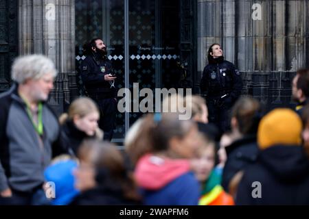 Polizisten rund um den Kölner Dom. Terroralarm zum Jahreswechsel: Nachdem Silvester rund um den Kölner Dom 1000 Polizisten auch mit Maschinenpistolen im Einsatz waren, werden die Sicherheitsregeln weiter aufrecht erhalten. Es gelten verstärkte Sicherheitsmaßnahmen nach einer Terrorwarnung vor Weihnachten. Hintergrund: Eine islamistische Terrorzelle des afghanischen ISIS-Ablegers ISPK soll über den Jahreswechsel u.a. in Köln Anschläge geplan haben. Für Touristen bleibt der Dom weiter geschlossen. Besucher von Messen oder lange im Vorfeld gebuchten Führungen müssen ein Screening in Zelten durchl Stockfoto