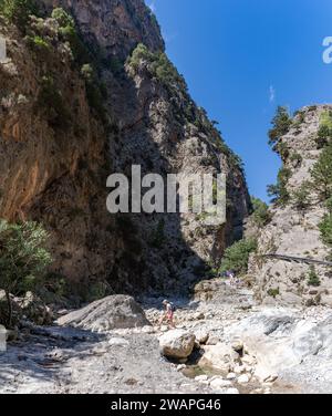 Ein Bild der klassischen Landschaft der Samaria-Schlucht mit Felsen auf dem Boden und umliegenden Bäumen und Bergen. Stockfoto