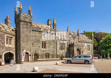 2. Juni 2023: Tavistock, Devon, Vereinigtes Königreich - die Tavistock Guildhall, 1848 als kombiniertes Gericht, Polizei- und Feuerwehrhaus erbaut, und heute... Stockfoto