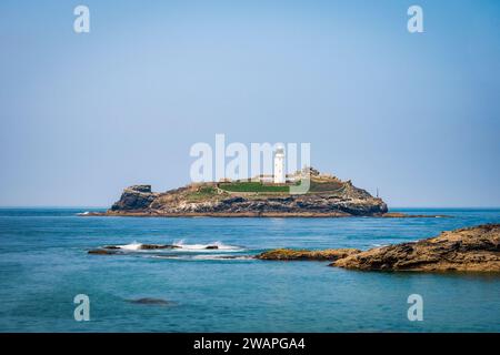 Godrevy Lighthouse, in der Nähe von St. Ives, Cornwall, Großbritannien, an einem hellen Sommertag. Stockfoto