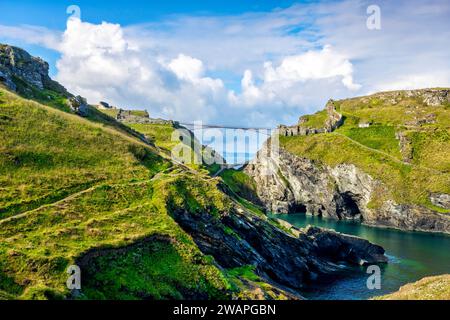 21. Juni 2023: Tintagel Castle, Cornwall, Großbritannien – und seine berühmte Doppelfreischwingbrücke. Es ist der legendäre Geburtsort von König Artus. Merlins Höhle ca. Stockfoto