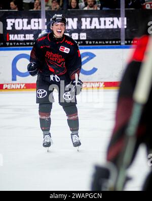 KÖLN - 2. JANUAR 2024: Justin Schuetz, Hockeyspiel von Penny DEL Koelner Haie - Iserlohn Roosters in der Lanxess Arena Stockfoto