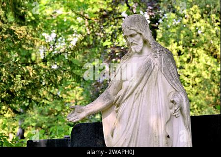 Weiße Statue Christi mit segnenden Händen Stockfoto