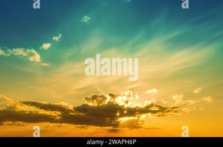 Bunte bewölkter Himmel bei Sonnenuntergang. Gradient Farbe. Sky-Textur, abstrakte Natur Hintergrund Stockfoto