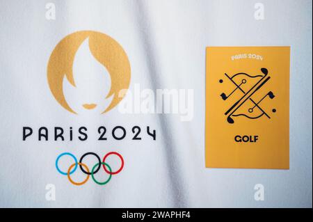 PARIS, FRANKREICH, 4. JANUAR. 2024: Golf-Piktogramm für die 24 Pariser Spiele auf weißer Decke mit offiziellem Logo des olympischen Sommerspiels in Paris 2024 Stockfoto