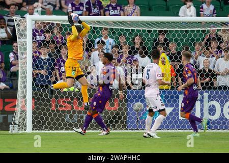 Januar 2024; HBF Park, Perth, Western Australia, Australien; A-League Football, Perth Glory gegen Melbourne Victory; Torhüter Cameron Cook von Perth Glory rettet vor einem Kreuz in seine Box Stockfoto