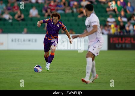 Januar 2024; HBF Park, Perth, Western Australia, Australien; A-League Football, Perth Glory gegen Melbourne Victory; Mustafa Amini von Perth Glory macht einen Break in Richtung Tor Stockfoto