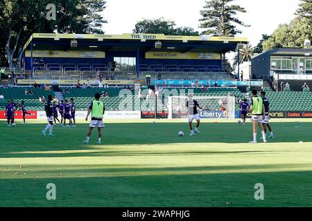 Januar 2024; HBF Park, Perth, Western Australia, Australien; A-League Football, Perth Glory gegen Melbourne Victory; Melbourne Victory Spieler wärmen sich vor dem Spielbeginn auf Stockfoto