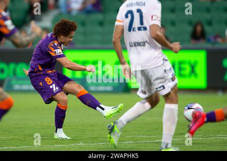 Januar 2024; HBF Park, Perth, Western Australia, Australien; A-League Football, Perth Glory gegen Melbourne Victory; Mustafa Amini von Perth Glory hat einen Schuss vor der Tür Stockfoto