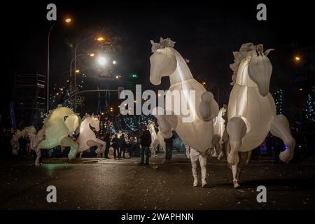 Madrid, Spanien. Januar 2024. Figuren in Form von beleuchteten Pferden ziehen während der Feier der drei Weisen Parade in Madrid um. Wie jeden 5. Januar fand die traditionelle Parade der drei Weisen des Ostens auf dem Paseo de la Cstellana in Madrid statt, die den Kindern Geschenke brachte. (Foto: David Canales/SOPA Images/SIPA USA) Credit: SIPA USA/Alamy Live News Stockfoto