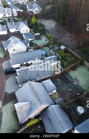 Kendal, Cumbria, 6. Januar 2024 - Eine klare Nacht und Temperaturen unter Null brachten einen kalten Morgenfrost in die Stadt Kendal in Cumbria über Nacht. Fahrzeuge wurden mit vereisten Windschutzscheiben gesehen und die örtliche Kendal-Skipiste hatte nach dem Frost eine frostige Schicht. Quelle: Stop Press Media/Alamy Live News Stockfoto