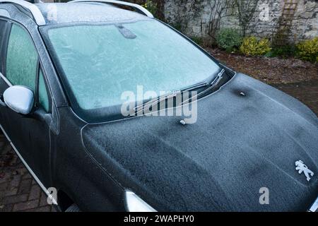 Kendal, Cumbria, 6. Januar 2024 - Eine klare Nacht und Temperaturen unter Null brachten einen kalten Morgenfrost in die Stadt Kendal in Cumbria über Nacht. Fahrzeuge wurden mit vereisten Windschutzscheiben gesehen und die örtliche Kendal-Skipiste hatte nach dem Frost eine frostige Schicht. Quelle: Stop Press Media/Alamy Live News Stockfoto