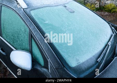 Kendal, Cumbria, 6. Januar 2024 - Eine klare Nacht und Temperaturen unter Null brachten einen kalten Morgenfrost in die Stadt Kendal in Cumbria über Nacht. Fahrzeuge wurden mit vereisten Windschutzscheiben gesehen und die örtliche Kendal-Skipiste hatte nach dem Frost eine frostige Schicht. Quelle: Stop Press Media/Alamy Live News Stockfoto