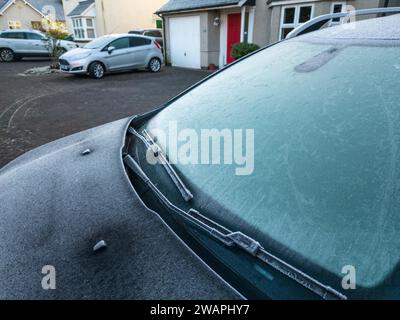 Kendal, Cumbria, 6. Januar 2024 - Eine klare Nacht und Temperaturen unter Null brachten einen kalten Morgenfrost in die Stadt Kendal in Cumbria über Nacht. Fahrzeuge wurden mit vereisten Windschutzscheiben gesehen und die örtliche Kendal-Skipiste hatte nach dem Frost eine frostige Schicht. Quelle: Stop Press Media/Alamy Live News Stockfoto