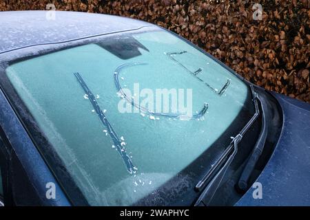 Kendal, Cumbria, 6. Januar 2024 - Eine klare Nacht und Temperaturen unter Null brachten einen kalten Morgenfrost in die Stadt Kendal in Cumbria über Nacht. Fahrzeuge wurden mit vereisten Windschutzscheiben gesehen und die örtliche Kendal-Skipiste hatte nach dem Frost eine frostige Schicht. Quelle: Stop Press Media/Alamy Live News Stockfoto