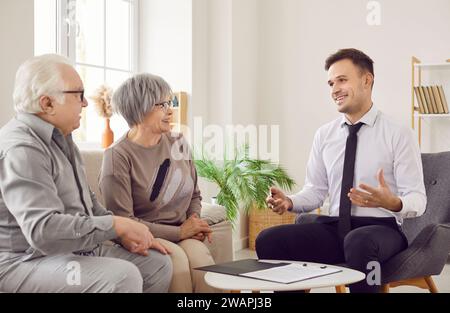 Senior-Paar und junger Berater sprechen, geben Expertenrat, Hilfe, Seniorenberatung Stockfoto