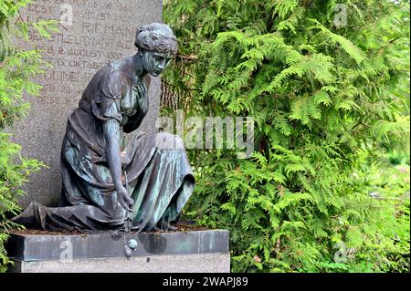 Grabmal mit kniender weiblicher Statue in Bronze Stockfoto