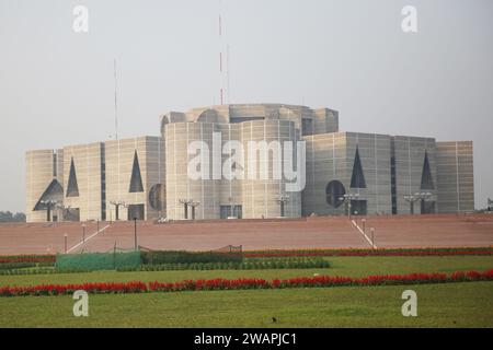 Dhaka, Wari, Bangladesch. Januar 2024. Eine Außenansicht des Nationalparlaments von Bangladesch, das vor Ort „Jatiya Sangsad“ in Dhaka, Bangladesch, am 06. Januar 2024 bekannt ist. Der für die Wahlen am 07. Januar 2024 geplante Wahlchef von Bangladesch, Kazi Habibul Awal, gab den Zeitplan für die bevorstehenden Parlamentswahlen bekannt. (Kreditbild: © Habibur Rahman/ZUMA Press Wire) NUR REDAKTIONELLE VERWENDUNG! Nicht für kommerzielle ZWECKE! Stockfoto