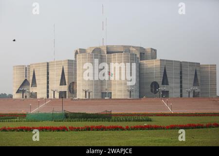 Dhaka, Wari, Bangladesch. Januar 2024. Eine Außenansicht des Nationalparlaments von Bangladesch, das vor Ort „Jatiya Sangsad“ in Dhaka, Bangladesch, am 06. Januar 2024 bekannt ist. Der für die Wahlen am 07. Januar 2024 geplante Wahlchef von Bangladesch, Kazi Habibul Awal, gab den Zeitplan für die bevorstehenden Parlamentswahlen bekannt. (Kreditbild: © Habibur Rahman/ZUMA Press Wire) NUR REDAKTIONELLE VERWENDUNG! Nicht für kommerzielle ZWECKE! Stockfoto