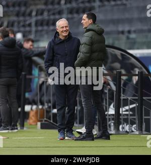 Frankfurt Am Main, Deutschland. Januar 2024. 06.01.2024, Fussball Testspiel, Eintracht Frankfurt - SC Freiburg, emonline, emspor, v.l., Trainer Christian Streich (SC Freiburg) und Trainer Dino Toppmöller (Eintracht Frankfurt) im Gespräch DFL/DFB-VORSCHRIFTEN VERBIETEN JEDE VERWENDUNG VON FOTOGRAFIEN ALS BILDSEQUENZEN UND/ODER QUASI-VIDEO. Xdcx Credit: dpa/Alamy Live News Stockfoto