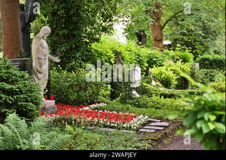 Grabmal mit Engelsstatue und Blumendekoration Stockfoto