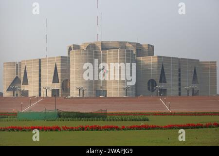 Dhaka, Wari, Bangladesch. Januar 2024. Eine Außenansicht des Nationalparlaments von Bangladesch, das vor Ort „Jatiya Sangsad“ in Dhaka, Bangladesch, am 06. Januar 2024 bekannt ist. Der für die Wahlen am 07. Januar 2024 geplante Wahlchef von Bangladesch, Kazi Habibul Awal, gab den Zeitplan für die bevorstehenden Parlamentswahlen bekannt. (Kreditbild: © Habibur Rahman/ZUMA Press Wire) NUR REDAKTIONELLE VERWENDUNG! Nicht für kommerzielle ZWECKE! Stockfoto