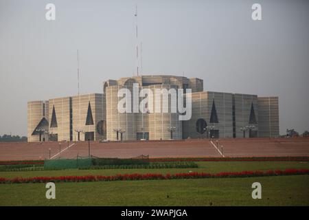 Dhaka, Wari, Bangladesch. Januar 2024. Eine Außenansicht des Nationalparlaments von Bangladesch, das vor Ort „Jatiya Sangsad“ in Dhaka, Bangladesch, am 06. Januar 2024 bekannt ist. Der für die Wahlen am 07. Januar 2024 geplante Wahlchef von Bangladesch, Kazi Habibul Awal, gab den Zeitplan für die bevorstehenden Parlamentswahlen bekannt. (Kreditbild: © Habibur Rahman/ZUMA Press Wire) NUR REDAKTIONELLE VERWENDUNG! Nicht für kommerzielle ZWECKE! Stockfoto