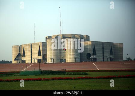 Dhaka, Wari, Bangladesch. Januar 2024. Eine Außenansicht des Nationalparlaments von Bangladesch, das vor Ort „Jatiya Sangsad“ in Dhaka, Bangladesch, am 06. Januar 2024 bekannt ist. Der für die Wahlen am 07. Januar 2024 geplante Wahlchef von Bangladesch, Kazi Habibul Awal, gab den Zeitplan für die bevorstehenden Parlamentswahlen bekannt. (Kreditbild: © Habibur Rahman/ZUMA Press Wire) NUR REDAKTIONELLE VERWENDUNG! Nicht für kommerzielle ZWECKE! Stockfoto