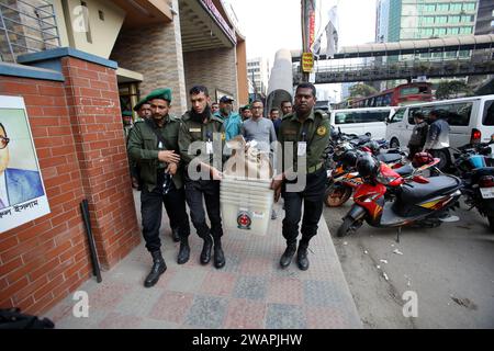 Dhaka, Wari, Bangladesch. Januar 2024. Wahlbeamte und Mitglieder der Strafverfolgungsbehörden transportieren Wahlmaterial von einem Verteilungszentrum der Willes Little Flower School zu einem Wahlzentrum vor der 12. Unterhauswahl in Dhaka, Bangladesch, am 6. Januar 2024. Die Parlamentswahlen in Bangladesch sind für den 7. Januar 2024 geplant. (Kreditbild: © Habibur Rahman/ZUMA Press Wire) NUR REDAKTIONELLE VERWENDUNG! Nicht für kommerzielle ZWECKE! Stockfoto