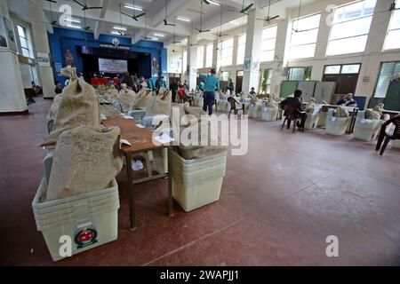 Dhaka, Wari, Bangladesch. Januar 2024. Wahlbeamte und Mitglieder der Strafverfolgungsbehörden transportieren Wahlmaterial von einem Verteilungszentrum der Willes Little Flower School zu einem Wahlzentrum vor der 12. Unterhauswahl in Dhaka, Bangladesch, am 6. Januar 2024. Die Parlamentswahlen in Bangladesch sind für den 7. Januar 2024 geplant. (Kreditbild: © Habibur Rahman/ZUMA Press Wire) NUR REDAKTIONELLE VERWENDUNG! Nicht für kommerzielle ZWECKE! Stockfoto