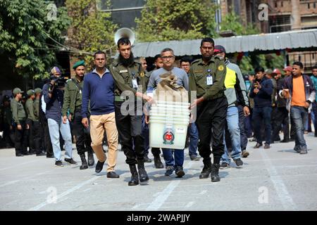 Dhaka, Wari, Bangladesch. Januar 2024. Wahlbeamte und Mitglieder der Strafverfolgungsbehörden transportieren Wahlmaterial von einem Verteilungszentrum der Willes Little Flower School zu einem Wahlzentrum vor der 12. Unterhauswahl in Dhaka, Bangladesch, am 6. Januar 2024. Die Parlamentswahlen in Bangladesch sind für den 7. Januar 2024 geplant. (Kreditbild: © Habibur Rahman/ZUMA Press Wire) NUR REDAKTIONELLE VERWENDUNG! Nicht für kommerzielle ZWECKE! Stockfoto